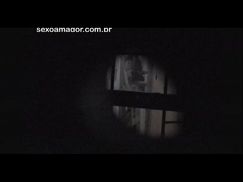 ❤️ Блонди ба таври махфӣ аз ҷониби як сайёҳи ҳамсоя, ки паси хиштҳои холӣ пинҳон шудааст, сабт мешавад ️ Порнои мақъад дар мо